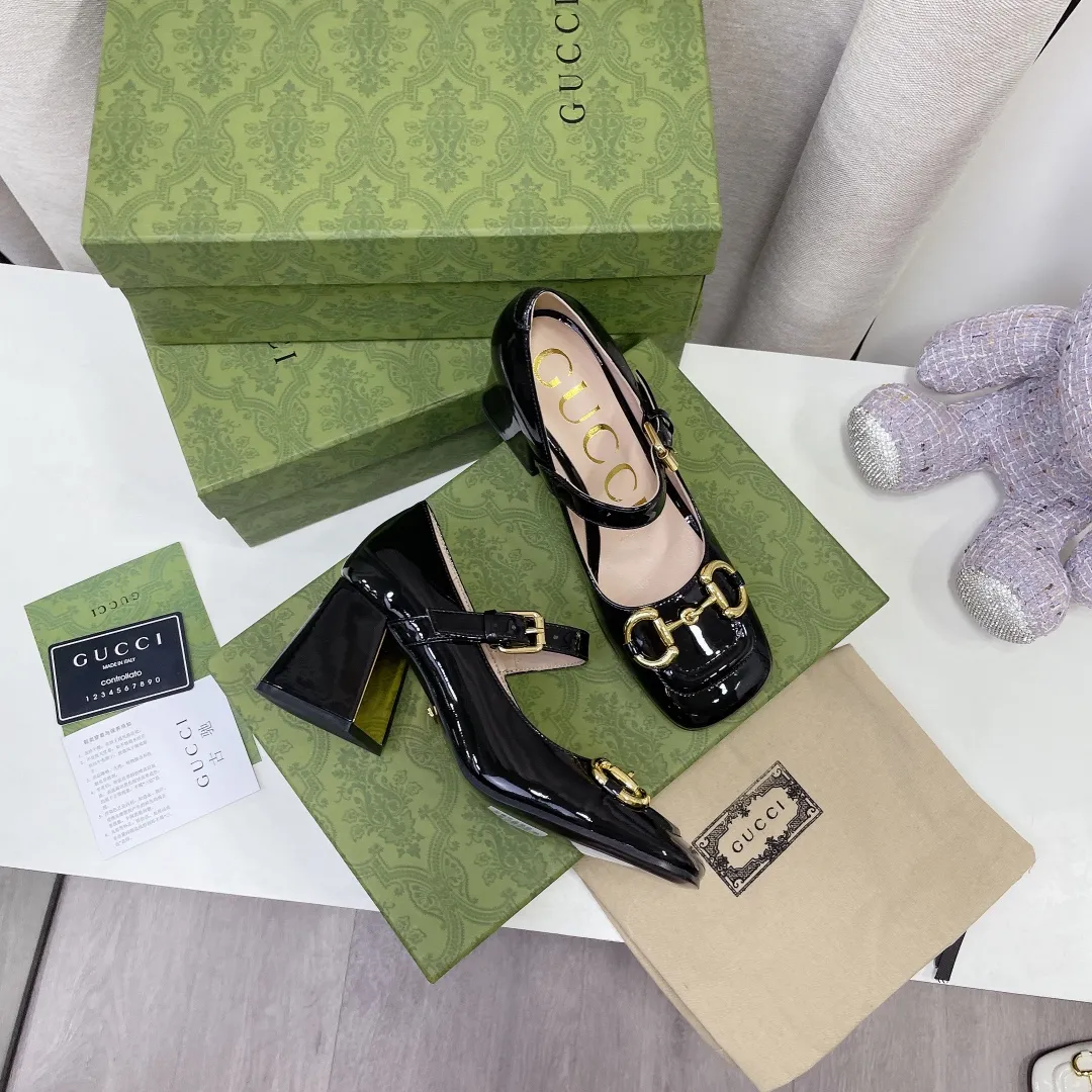 👟👟Ex-factory price👟👟Ex-factory price 480👟👟 ____New arrival____ GUCCI Gucci/Gucci high-end boutique 20212 early spring new model, original flavor and original quality! Every detail has been carefully crafted and can be compared with ZG, no second quality! Fabric: Original custom imported patent leather with molded hardware horsebit buckle from Dongguan Dachang Factory Lining/foot pads: High-end custom sheepskin lining Heel height: 7.5CM, electroplated gold+covered leather Outsole: Italian genuine leather sole Size: 34-41 (34.40.41. Customized, non-returnable) This medium-heeled pump is made of leather, with designs such as a square toe and a three-dimensional square heel. The exquisite and delicate details give the entire design an elegant charm. The gold-toned horsebit injects the brand’s logo into this look. ●Horsebit detail. Three-dimensional square heel. ●Created in Italy.